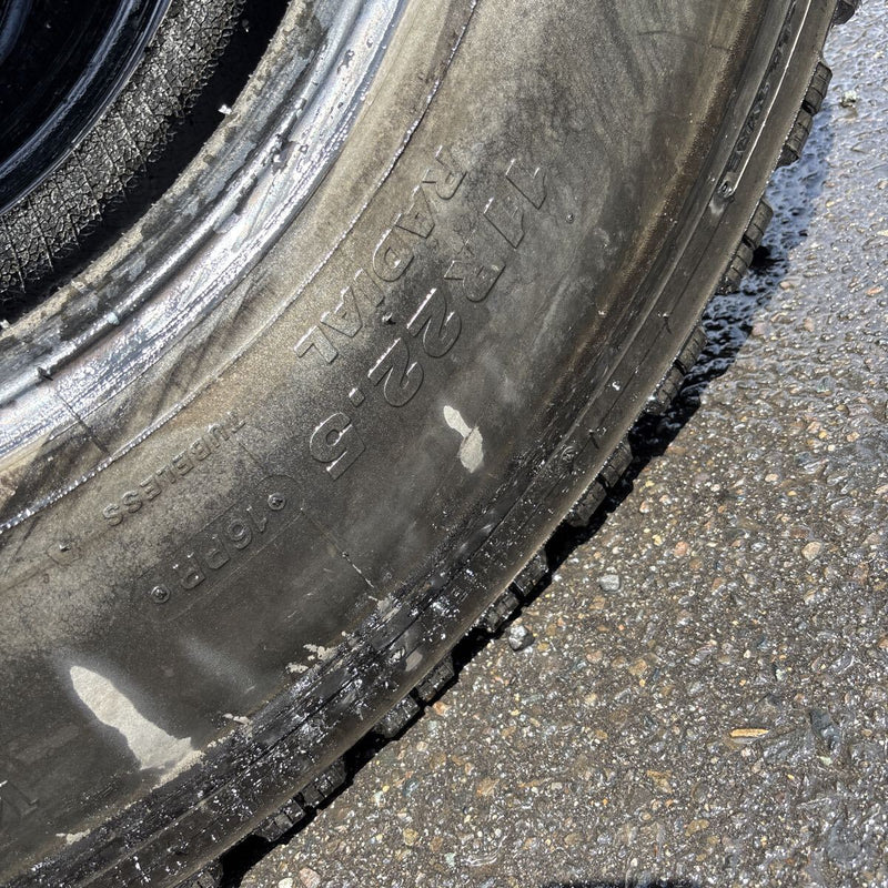 11R22.5 BRIDGESTONE W987 再生スタッドレスタイヤ 8本:113000円