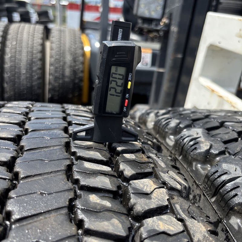 11R22.5 BRIDGESTONE W987 再生スタッドレスタイヤ 8本:113000円