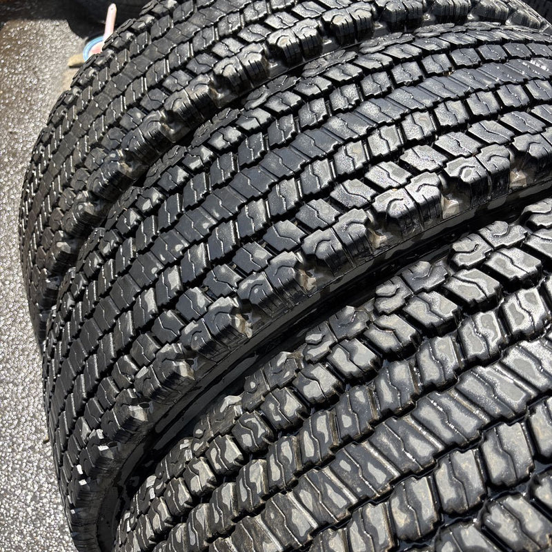 11R22.5 BRIDGESTONE W987 再生スタッドレスタイヤ 8本:113000円