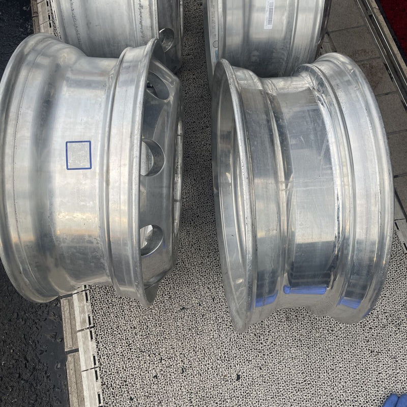 アルコア　アルミホイール　22.5×8.25 . 10穴 (295/80R22.5及び11R22.5などに使用) 激安美品　　4本セット：71800円