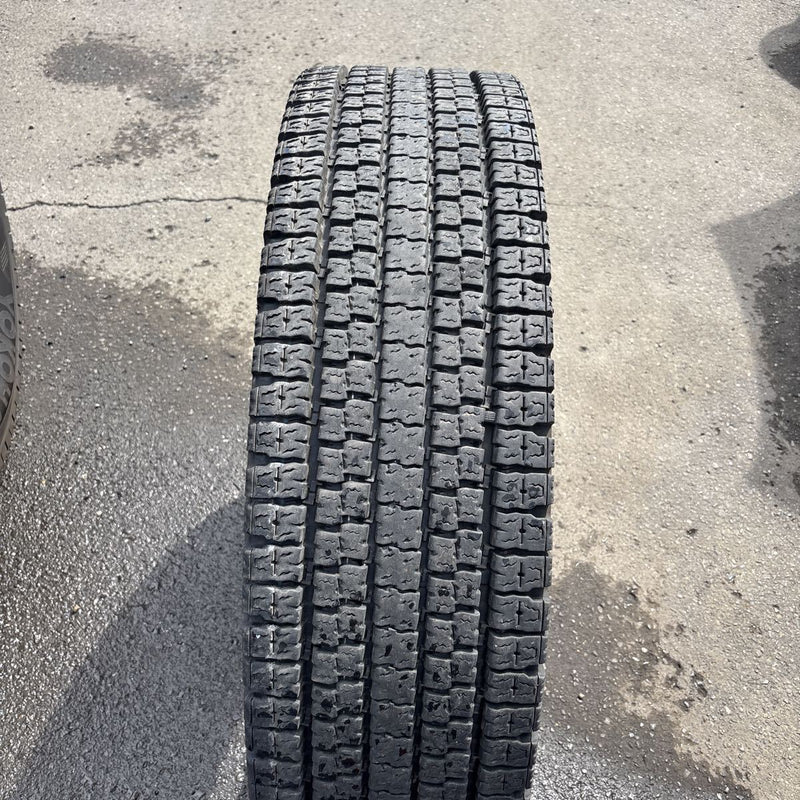 11R22.5 16PR TOYO M929 地山冬タイヤ 1本:13500円
