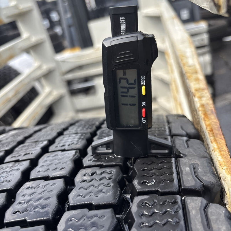 245/70R19.5 ブリヂストン W910 地山冬タイヤ 2本セット:17000円