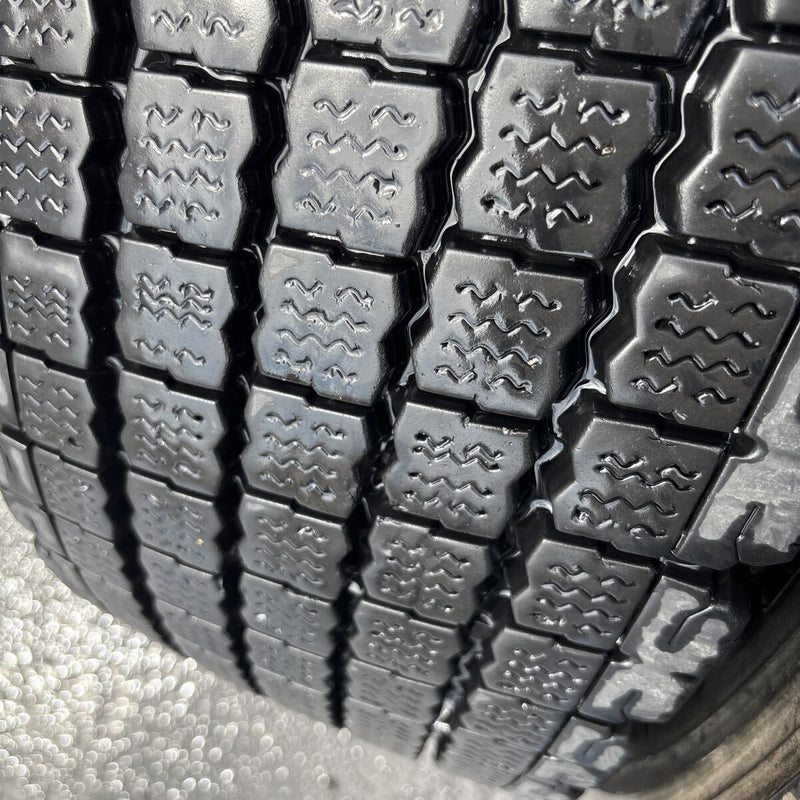 245/70R19.5 ブリヂストン W910 地山冬タイヤ 2本セット:17000円