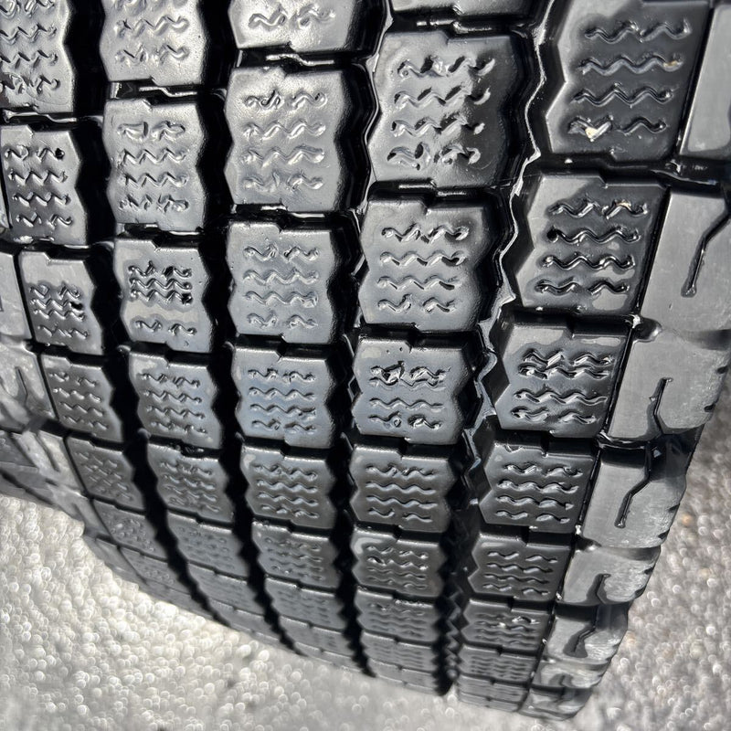 245/70R19.5 ブリヂストン W910 地山冬タイヤ 2本セット:17000円