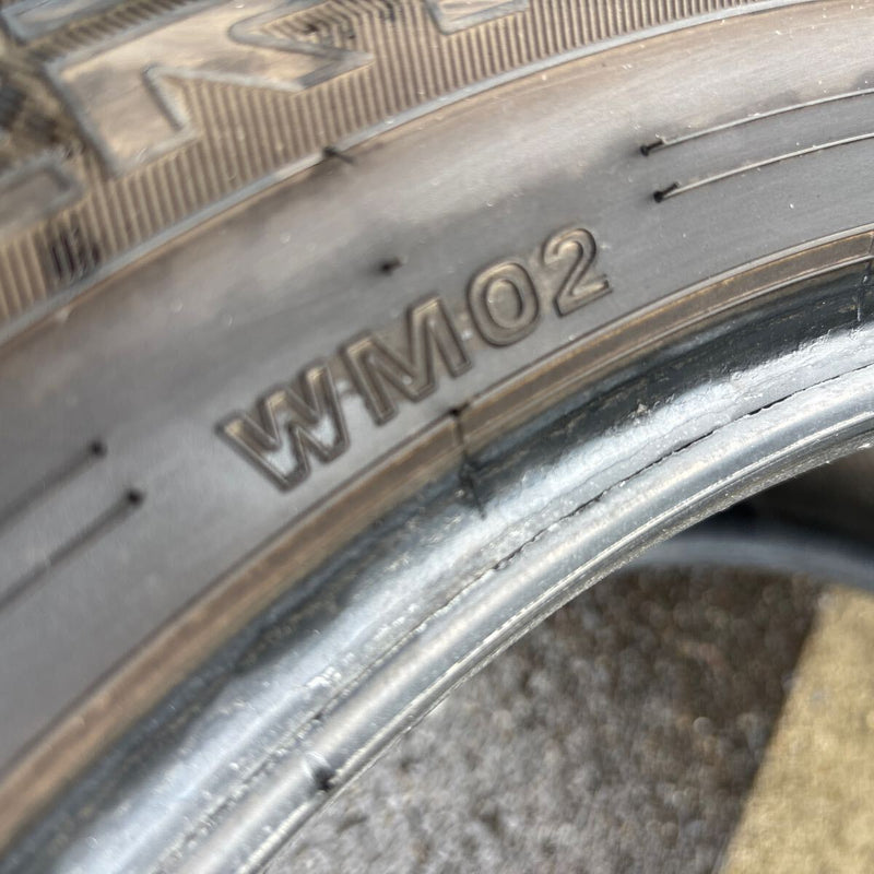 215/55R17 94Q DUNLOP WM02 中古スタッドレスタイヤ4本セット　27,000円