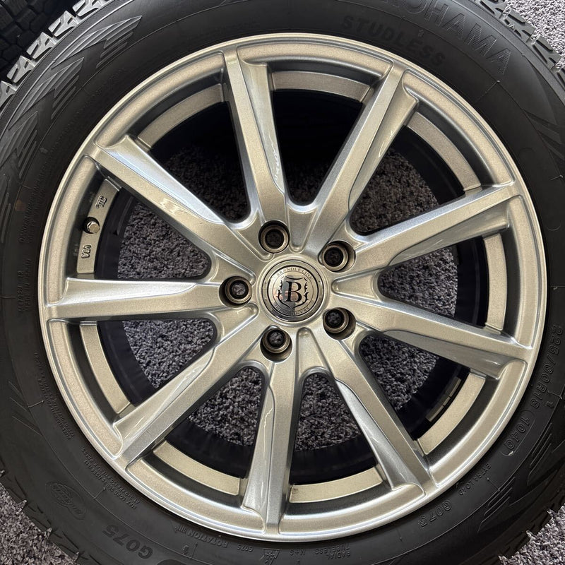 225/60R18 YOKOHAMA G075 スタッドレス　ホイール付　ワンシーズンのみ使用　4本セット:60000円