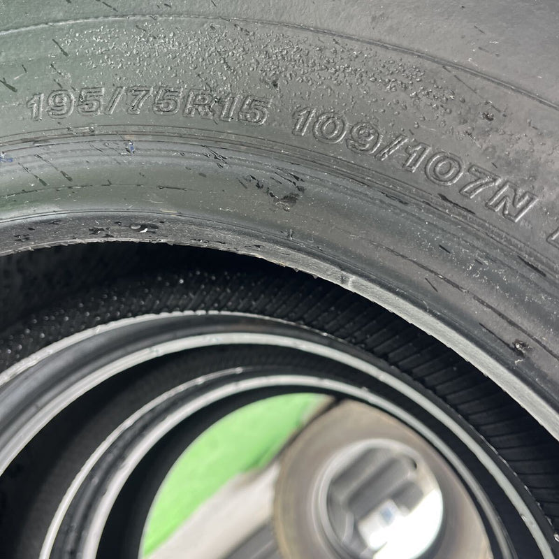 195/75R15 再生スタッドレスほぼ新品　M934 2本＋1本セット:12,000円