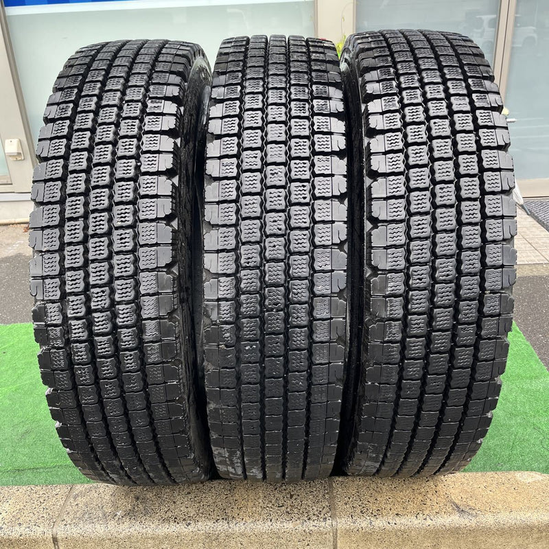 11R22.5 16PR 再生中古スタッドレス　W910 2＋1本セット:46,000円