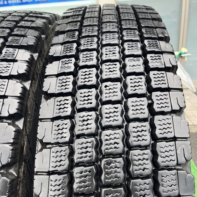 11R22.5 16PR 再生中古スタッドレス　W910 2＋1本セット:46,000円