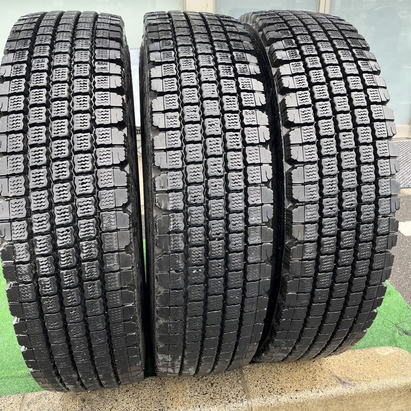 11R22.5 16PR 再生中古スタッドレス　W910 2＋1本セット:46,000円