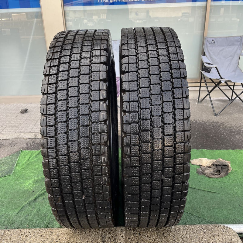 11R22.5 BRIDGESTONE. W910. 激安美品　2本セット：28000円