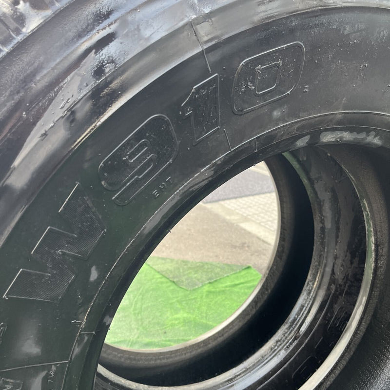 11R22.5 BRIDGESTONE. W910. 激安美品　2本セット：28000円