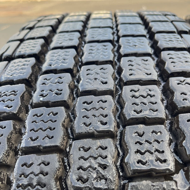 11R22.5 BRIDGESTONE. W910. 激安美品　2本セット：28000円