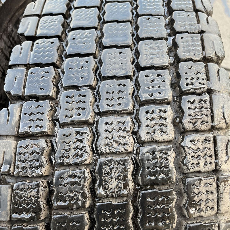 11R22.5 BRIDGESTONE. W910. 激安美品　2本セット：28000円