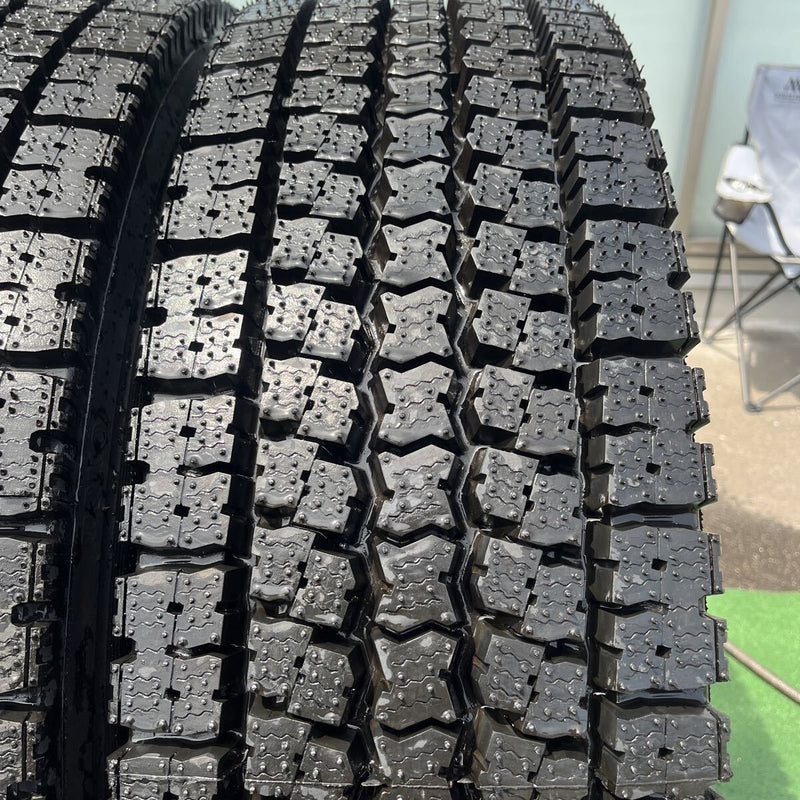 275/80R22.5 再生スタッドレスほぼ新品　M919 4本セット:87,000円