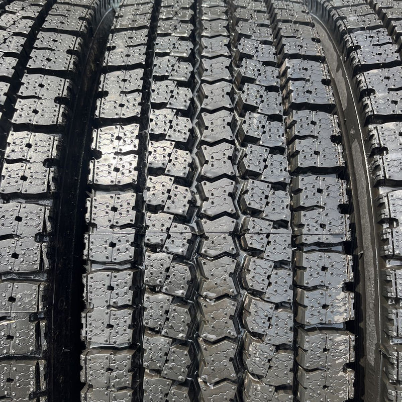 275/80R22.5 再生スタッドレスほぼ新品　M919 4本セット:87,000円