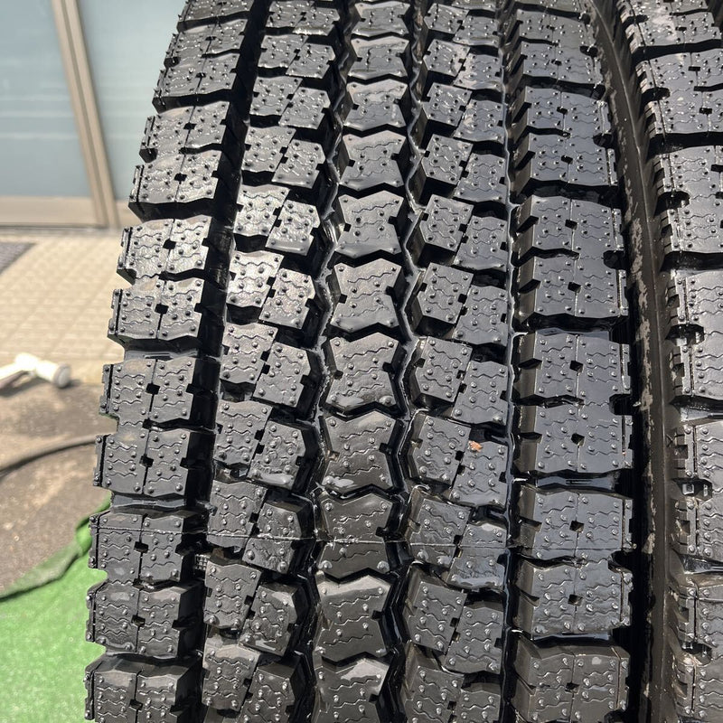 275/80R22.5 再生スタッドレスほぼ新品　M919 4本セット:87,000円