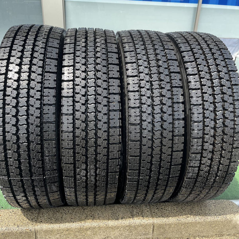 275/80R22.5 再生スタッドレスほぼ新品　M919 4本セット:87,000円