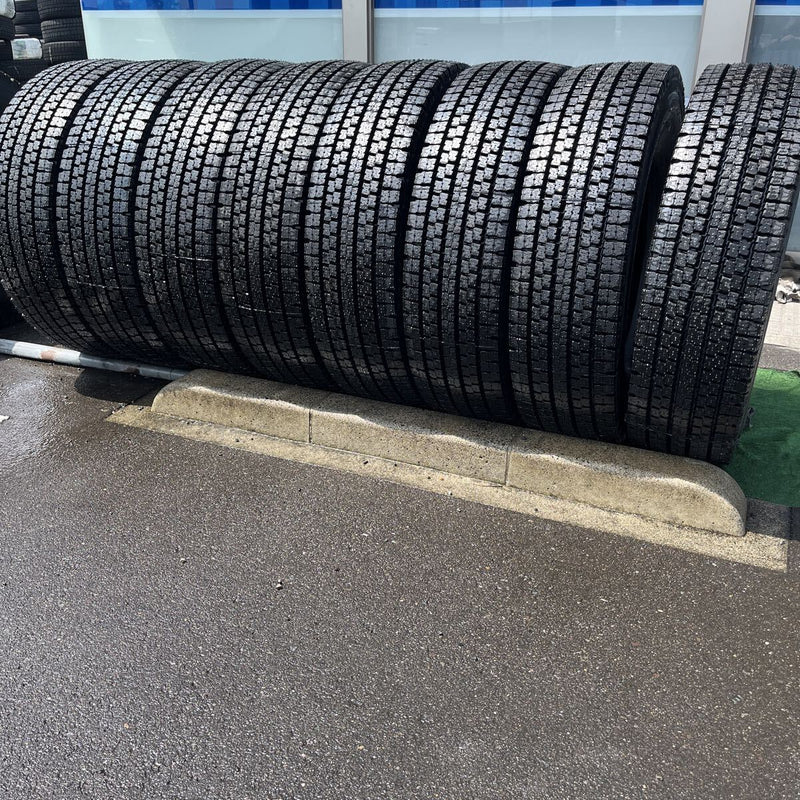 275/80R22.5 再生スタッドレスほぼ新品　M929 8本セット:175,000円