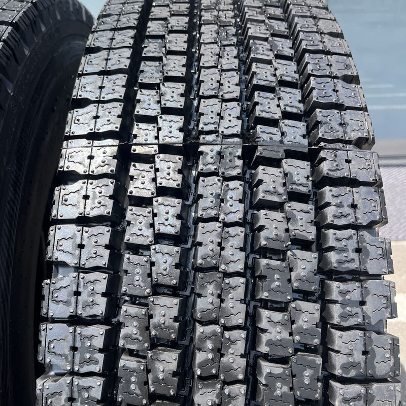 275/80R22.5 再生スタッドレスほぼ新品　M929 8本セット:175,000円