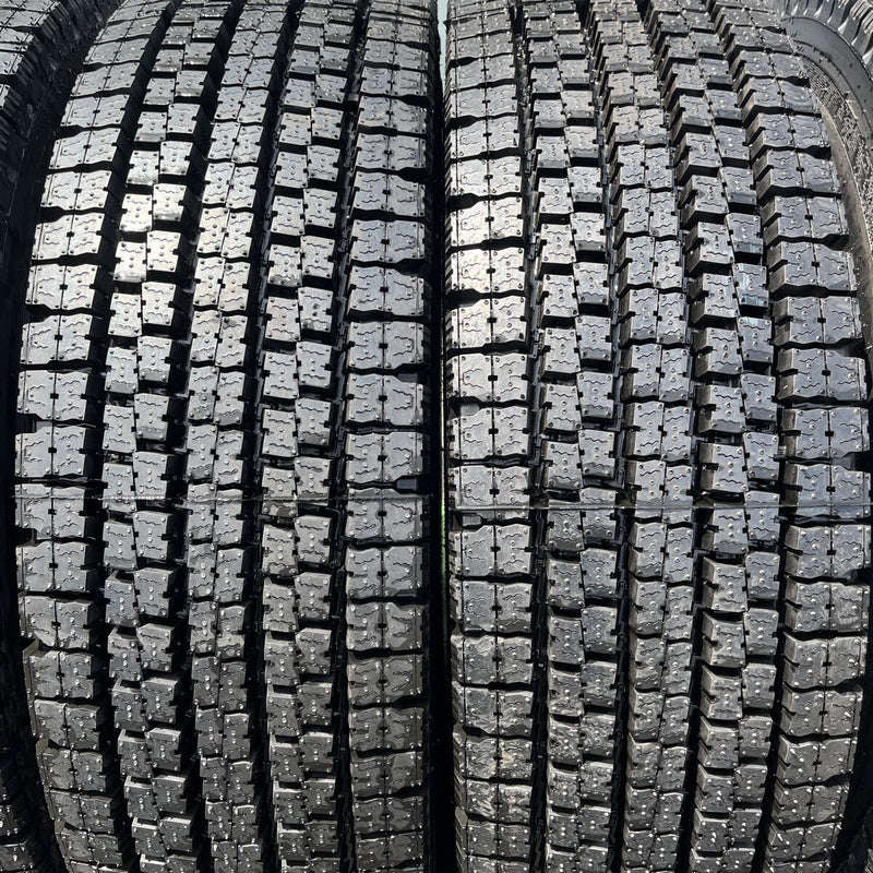 275/80R22.5 再生スタッドレスほぼ新品　M929 8本セット:175,000円