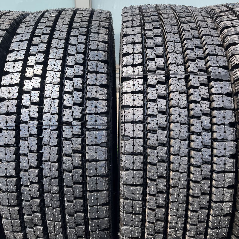 275/80R22.5 再生スタッドレスほぼ新品　M929 8本セット:175,000円
