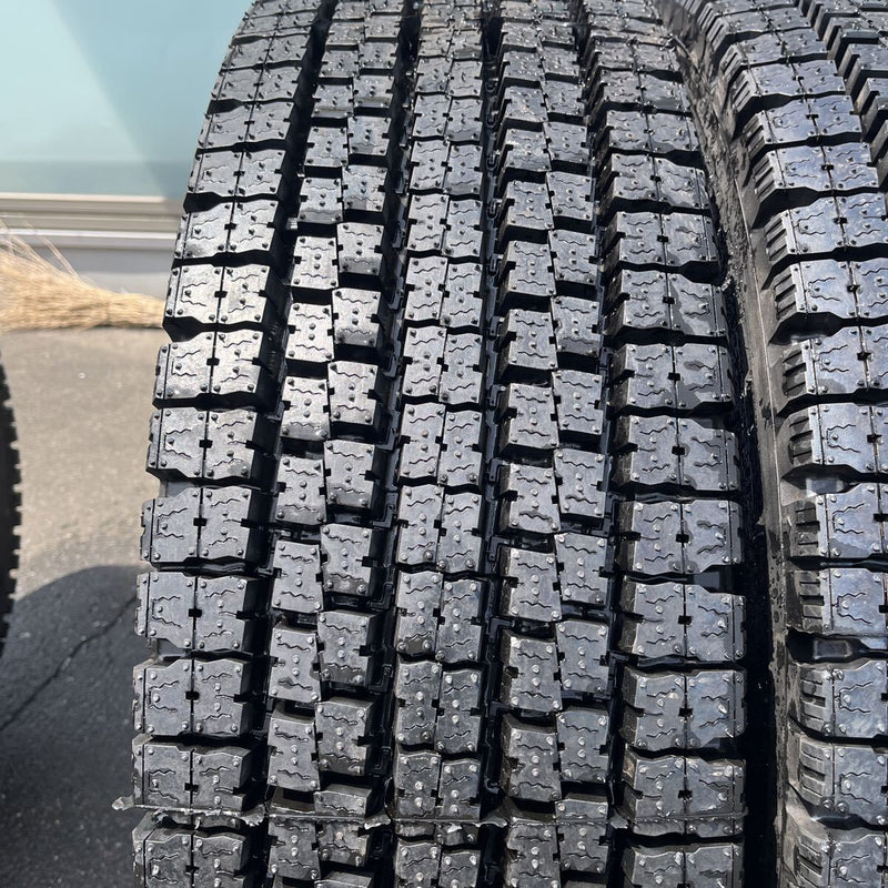 275/80R22.5 再生スタッドレスほぼ新品　M929 8本セット:175,000円