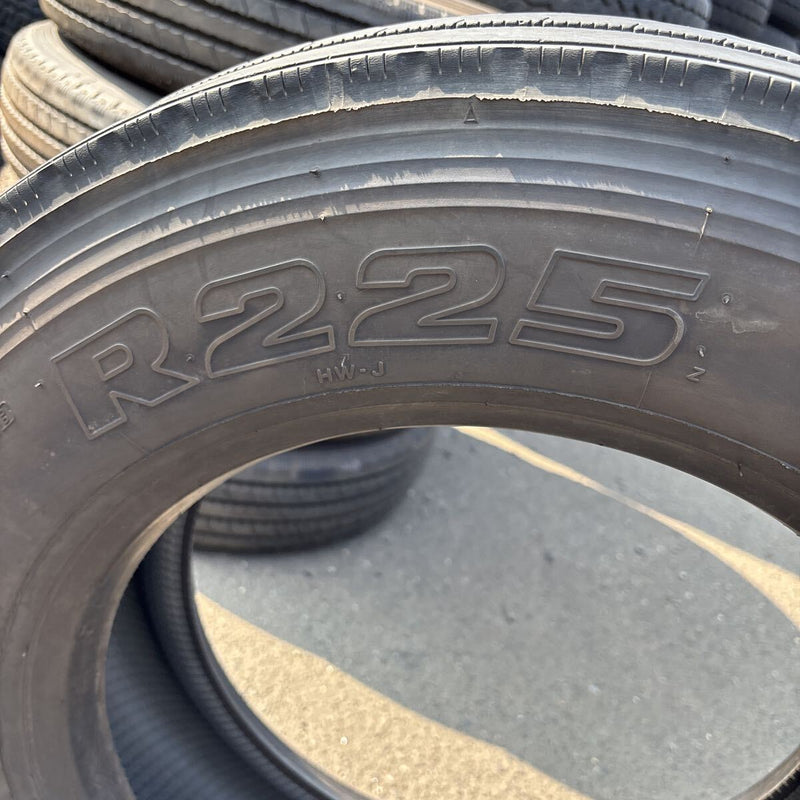 215/70R17.5 ブリヂストン R225 夏タイヤ 1本:5500円