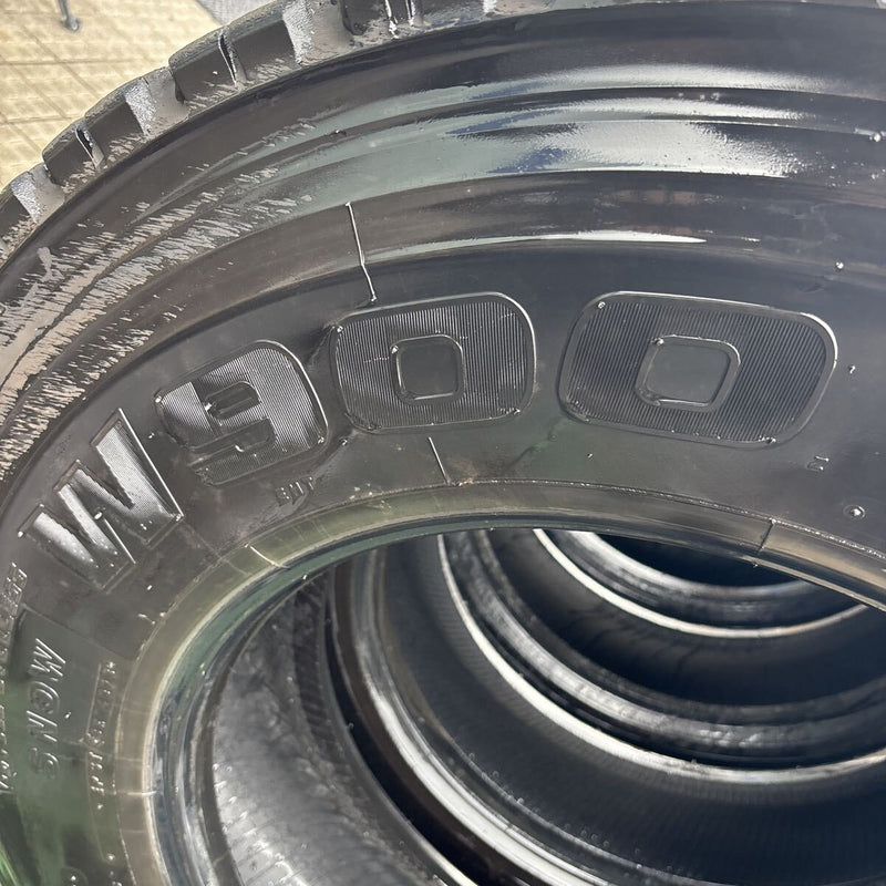 11R22.5 16PR. BRIDGESTONE. W900. 激安美品　2021年製　4本セット:72000円