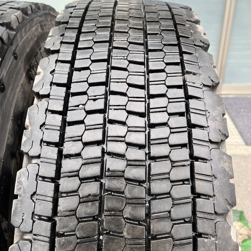 11R22.5 再生中古スタッドレス　 W900 激安美品　 2本セット:25,000円
