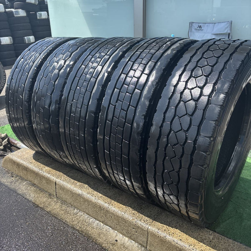 245/70R19.5 中古ミックス. 激安美品　4本＋1本セット:35000円