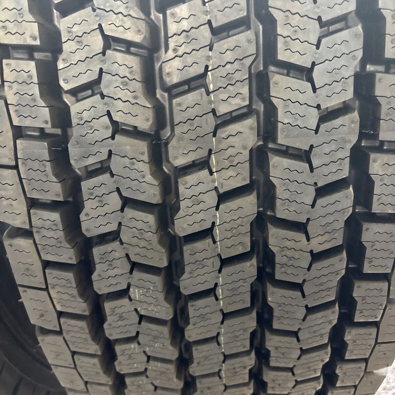295/80R22.5 YOKOHAMA 905W スタッドレスタイヤ 2023年製 未使用品 2本セット:100000円