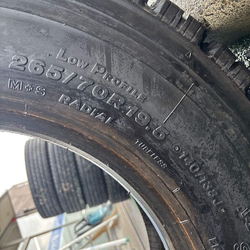 265/70R19.5 BRIDGESTONE W910 中古スタッドレス　1本:12000円