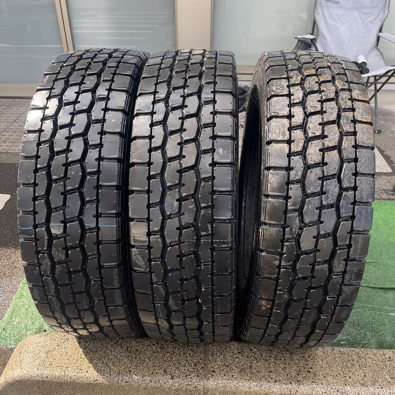 245/70R19.5 M636 再生ミックスタイヤ　ほぼ新品　2本＋1本セット:35000円