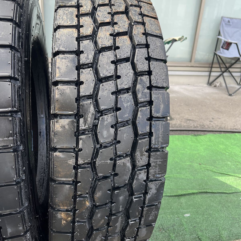 245/70R19.5 M636 再生ミックスタイヤ　ほぼ新品　2本＋1本セット:35000円