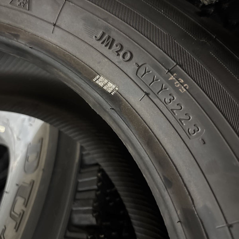 205/60R16 YOKOHAMA 未使用　2023年　在庫処分　　　スタッドレスタイヤ　4本セット:39000円