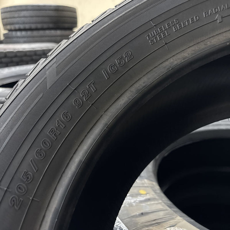 205/60R16 YOKOHAMA 未使用　2023年　在庫処分　　　スタッドレスタイヤ　4本セット:39000円