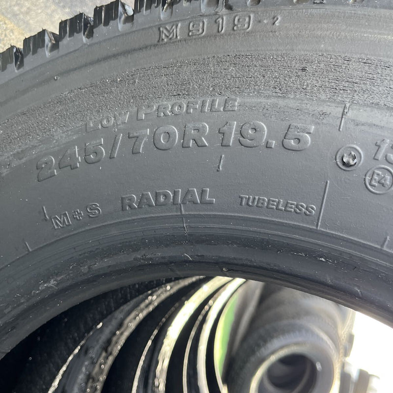 245/70R19.5 再生スタッドレスほぼ新品, 激安美品　4本セット:48,000円