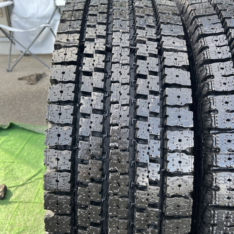 245/70R19.5 再生スタッドレスほぼ新品, 激安美品　4本セット:48,000円
