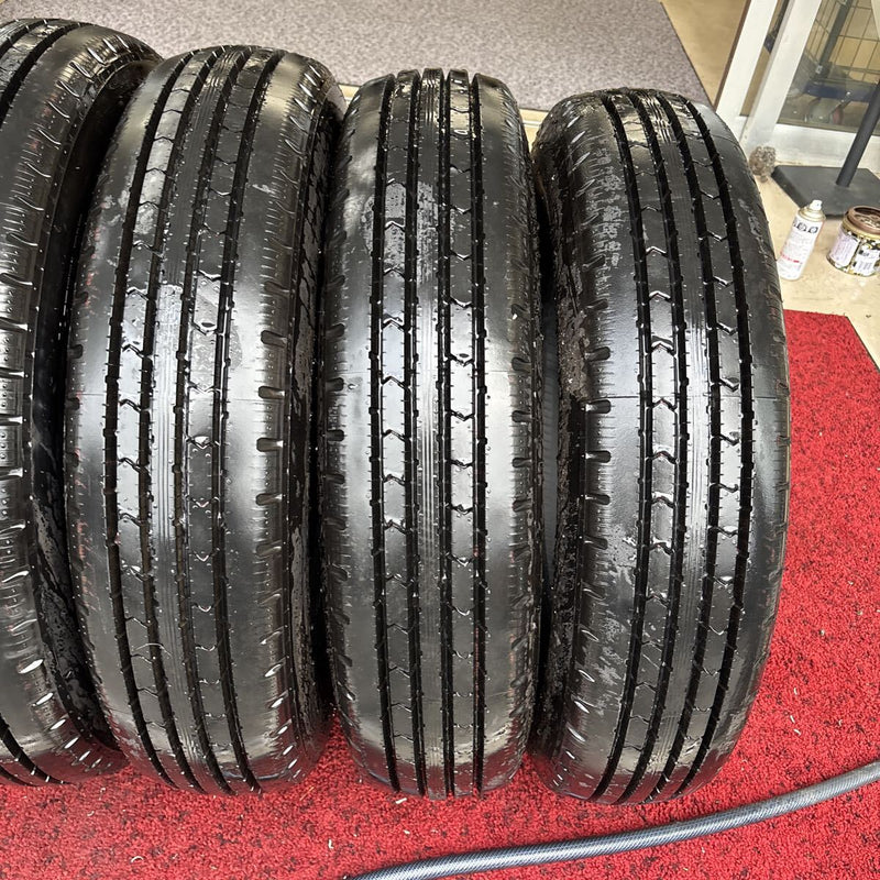 205/80R17.5 BRIDGESTONE R202 、年式：2025年、ほぼ新品　6本セット:58000円