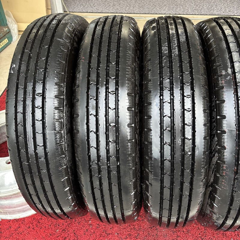 205/80R17.5 BRIDGESTONE R202 、年式：2025年、ほぼ新品　6本セット:58000円