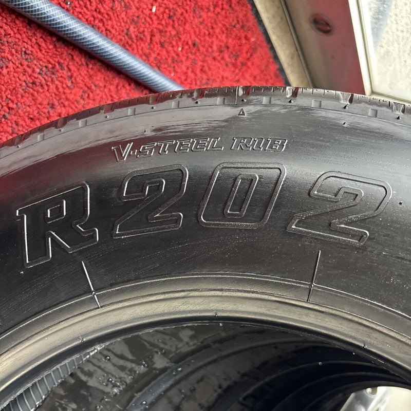205/80R17.5 BRIDGESTONE R202 、年式：2025年、ほぼ新品　6本セット:58000円