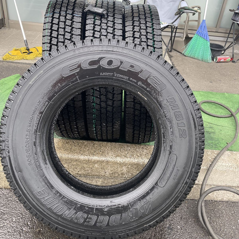 205/80R17.5 再生中古　　. 激安美品　　ほぼ新品　　　4本セット:36000円